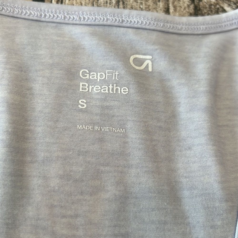2 Workout tops size small: Gap Breathe & Athletic Essentials - Picture 2 of 10